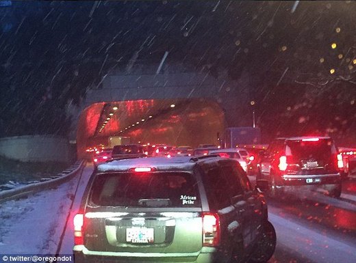 Rare Snow Storm Drops 13 Inches In Oregon Brings Portland To A Complete Standstill Earth 