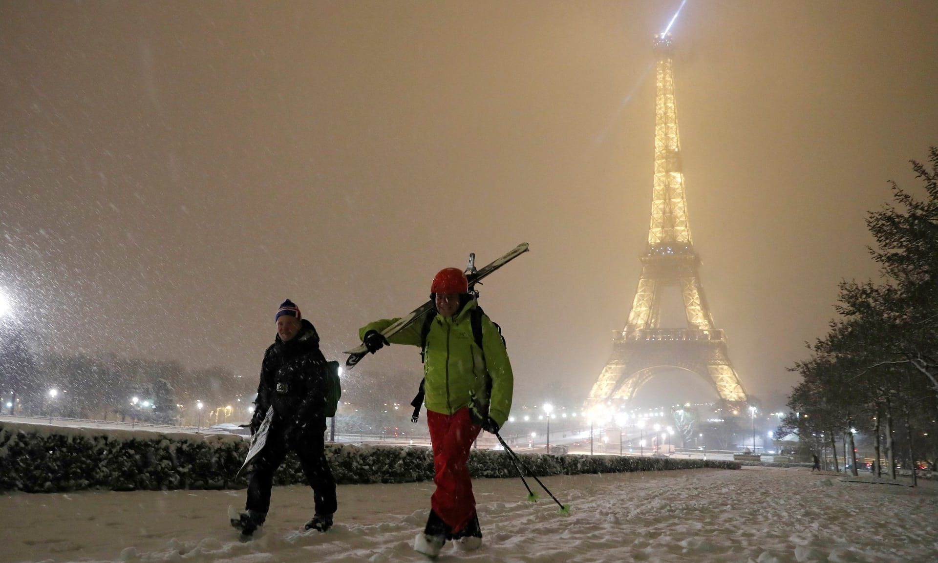 Paris Grinds To A Halt As Snow Blankets Northern France Earth 