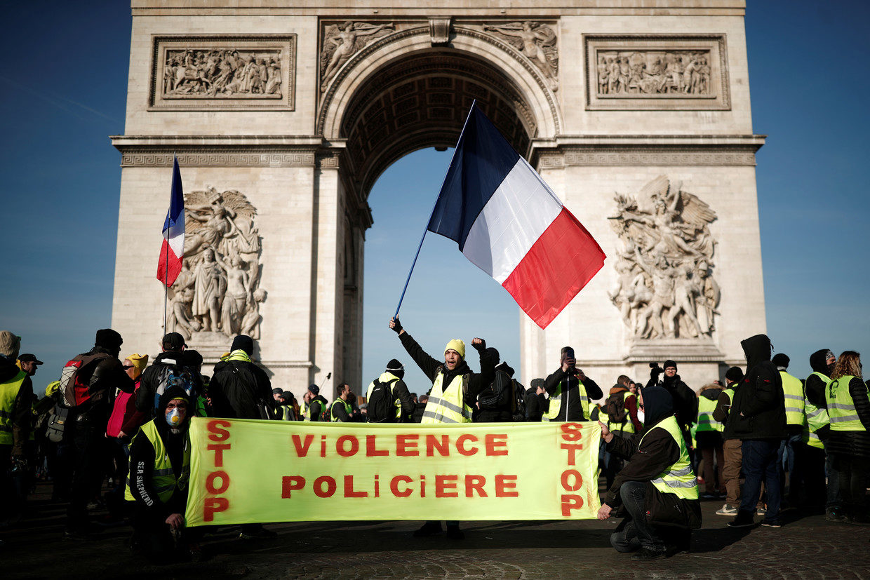 Arc de Triomphe yellow vest police violence