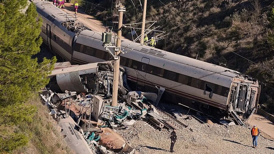 Click to enlarge spain train crash adamuz