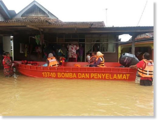 4 dead and 14,000 evacuated after flooding on the Thailand - Malaysia ...