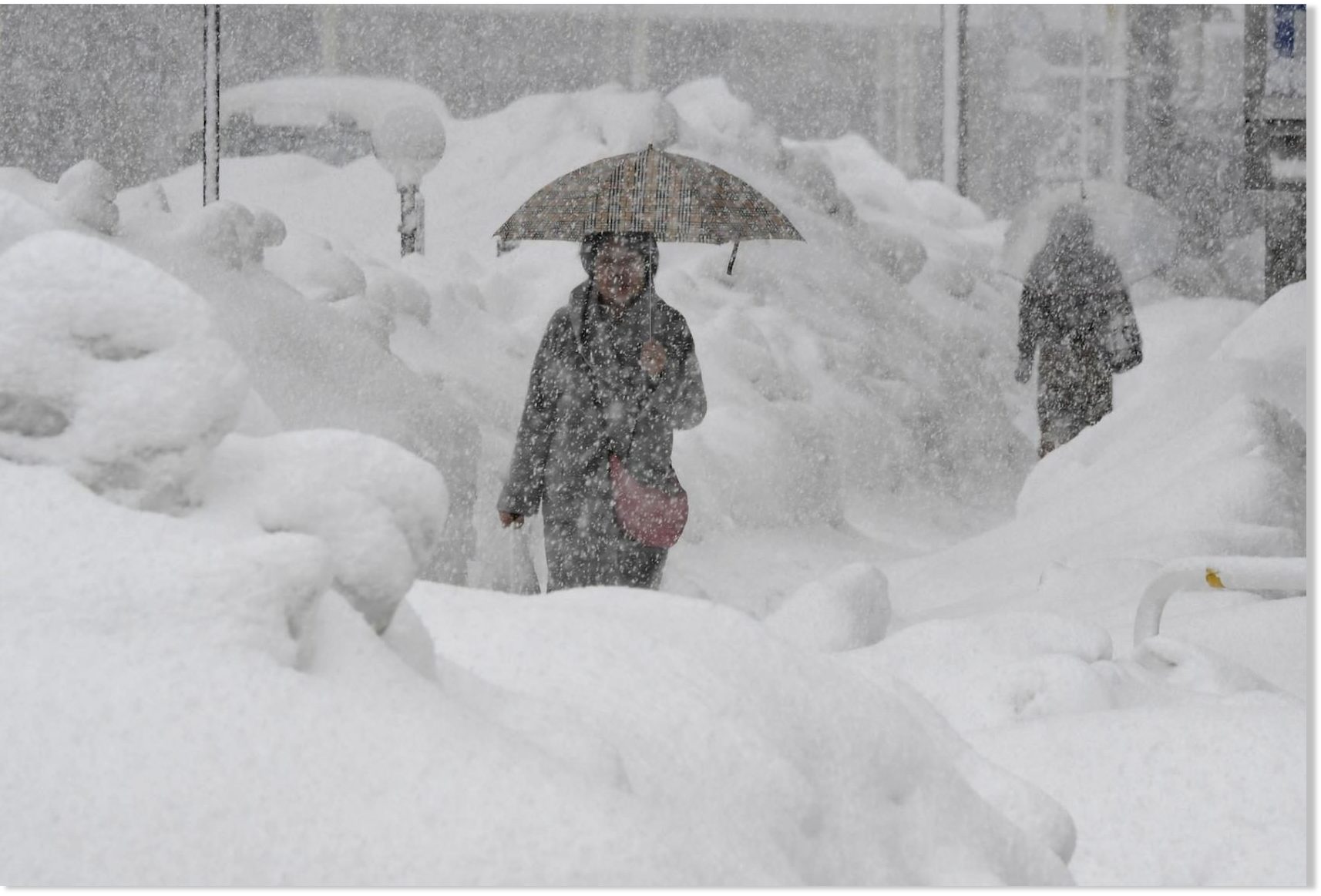 Heavy Snowfall up To 3 Feet Hits Sea Of Japan Coast At Least 5 Die 