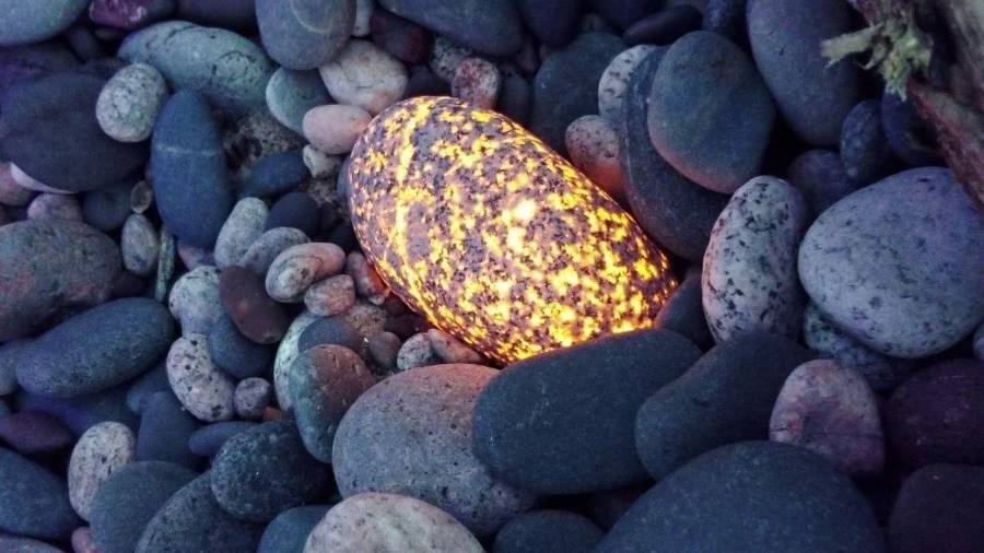 Michigan rockhunter discovers glowing, florescent rocks called