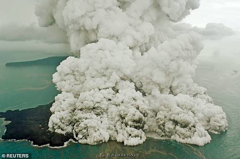 Indonesia 'volcano tsunami': Grim search for survivors continues as ...