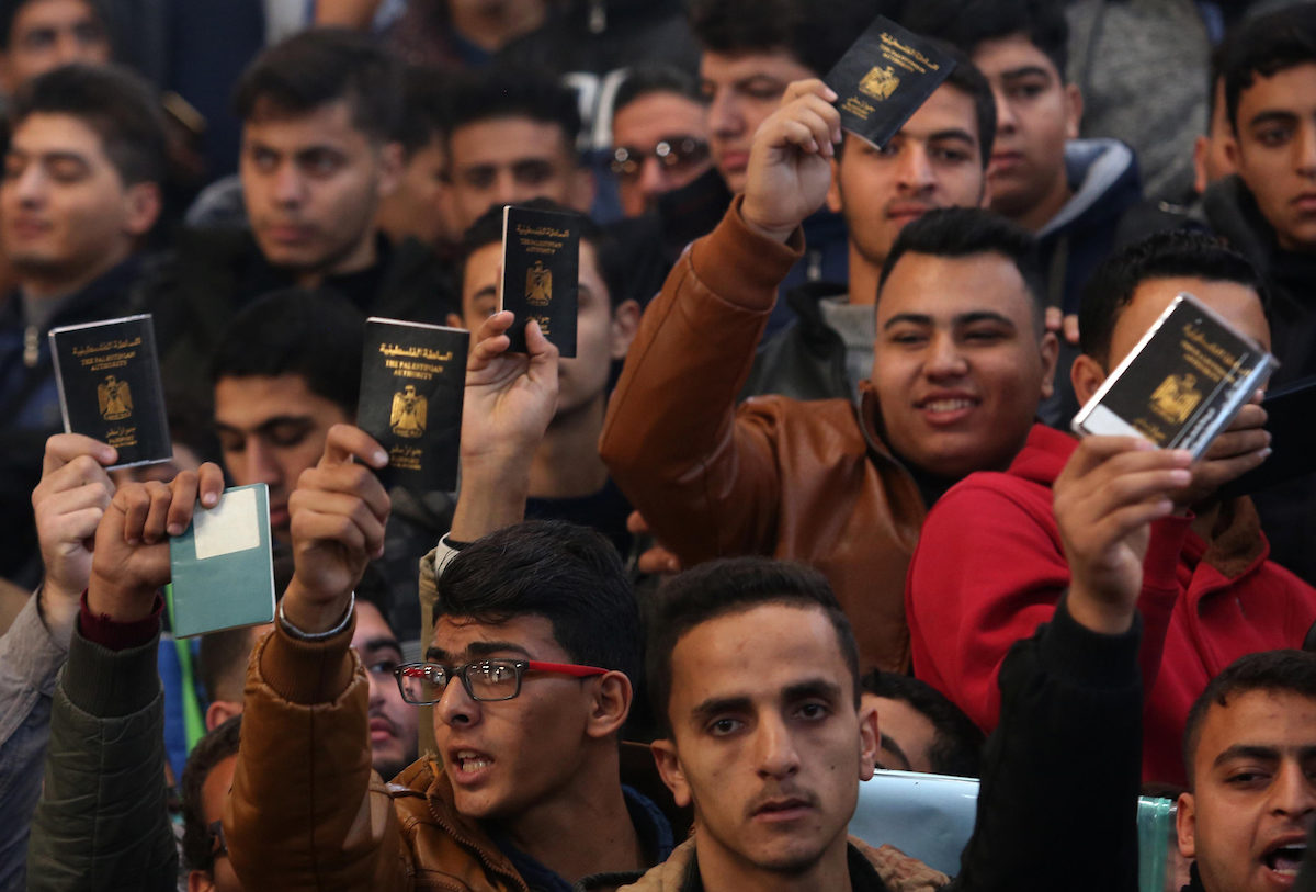Palestinians Egyptian border crossing