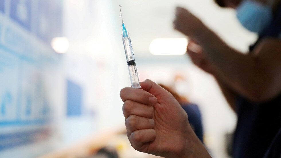 A nurse prepares a dose of the Pfizer/BioNtech coronavirus vaccine.