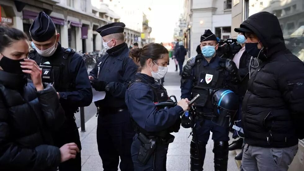 Paris police bust 100 at another clandestine restaurant serving wealthy