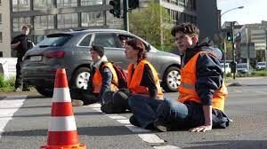 Cliquer pour agrandir contestation assis route