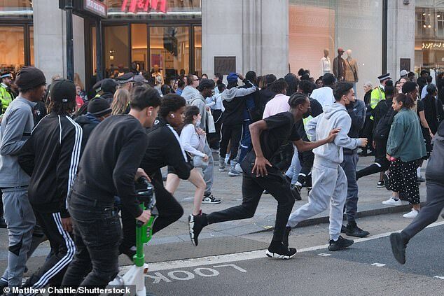 chaos-as-youths-descend-onto-london-s-famous-oxford-street-after-calls