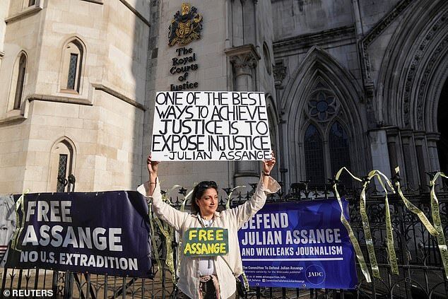 assange protest extradition