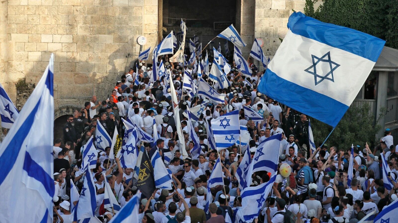 Israeli settlers rally outside Al-Aqsa Mosque ahead of Jerusalem Flag ...