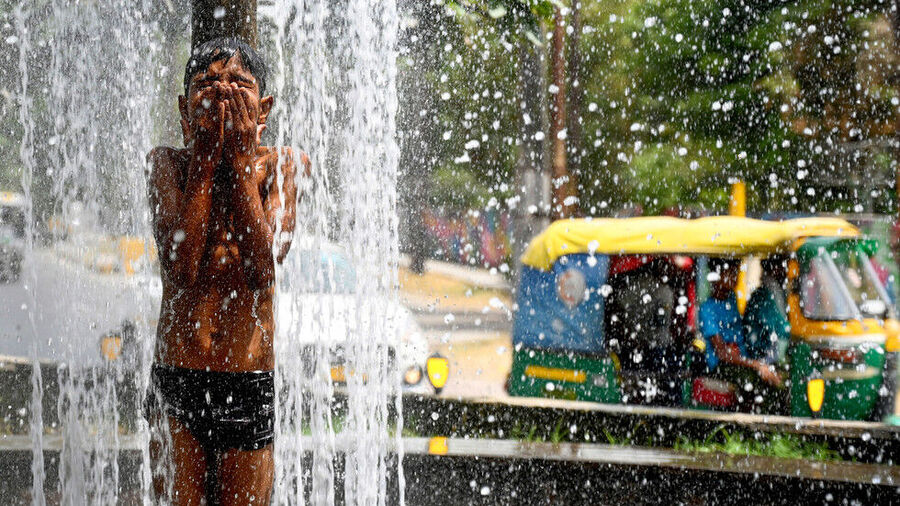 India, heat wave, child, fountain