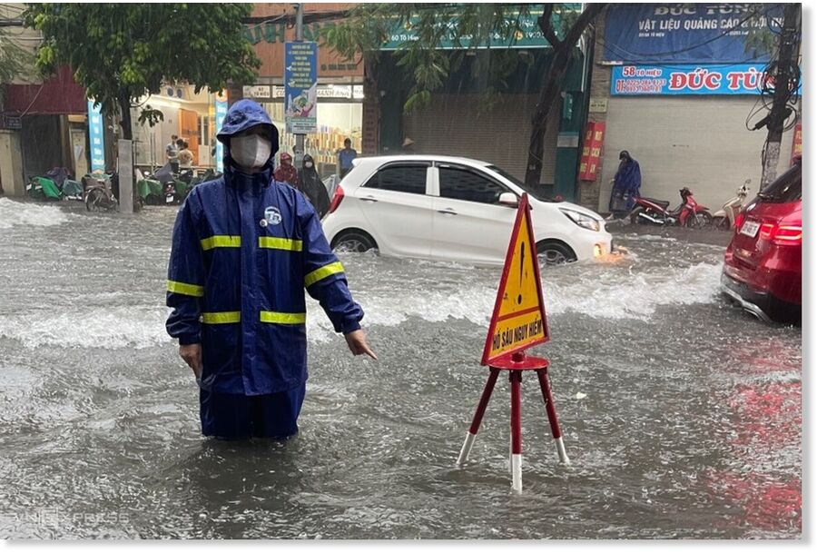 In Le Chan District, segments of To Hieu Street were under nearly one meter of water.