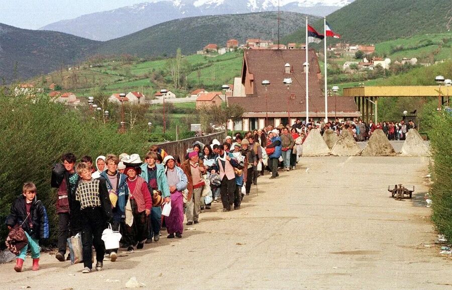 Kosovo Albanians forced to flee by the KLA