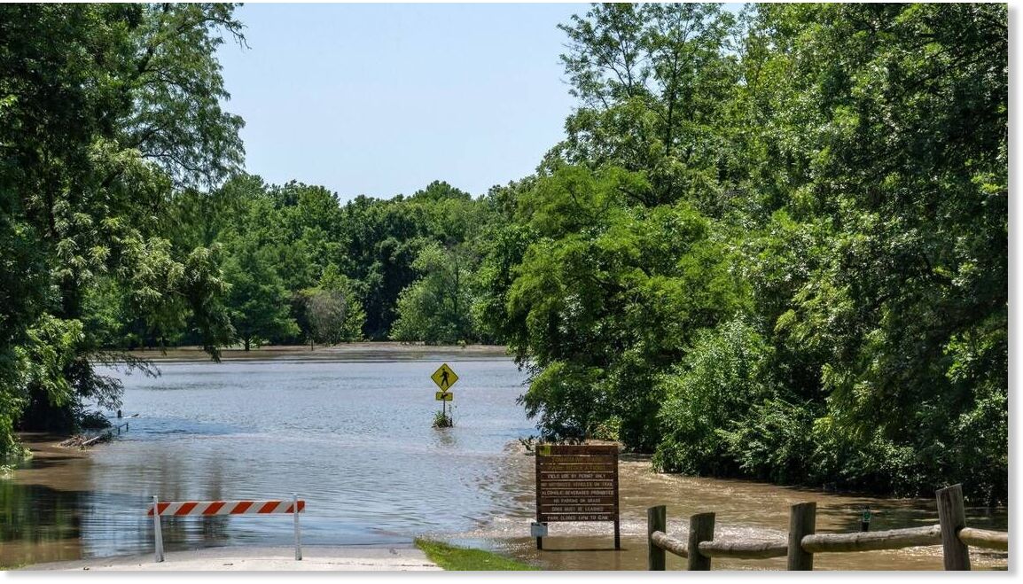 Heavy rain causes flash flooding across the Kansas City metro area in ...