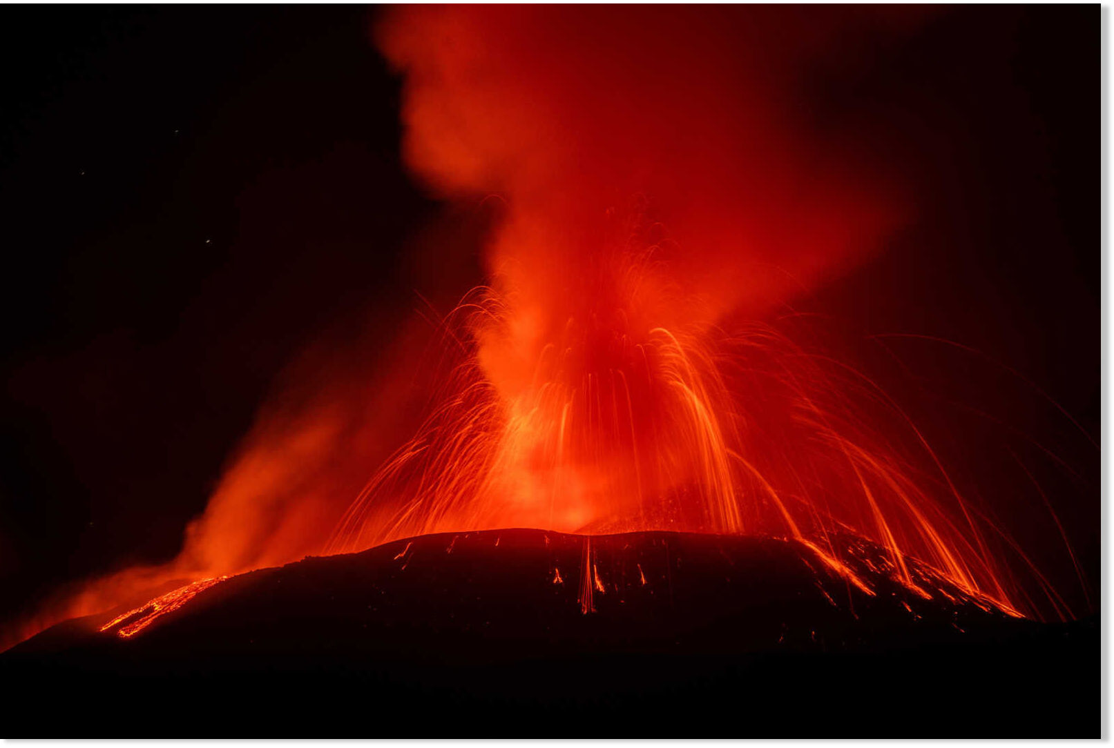 Yet another Mount Etna volcanic eruption shuts down Catania ...