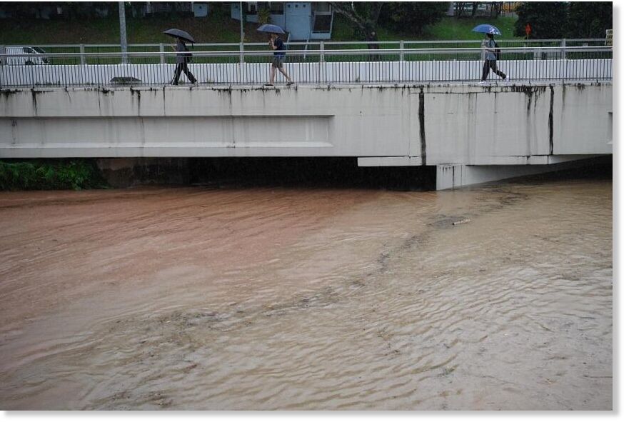 High water levels in Ulu Pandan Canal seen around 9.45am due to heavy rain on Oct 14.