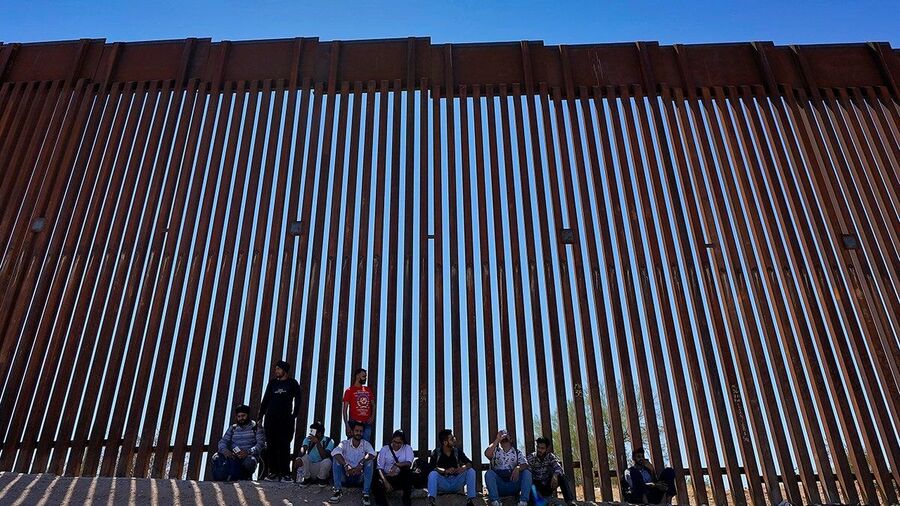 borer wall arizona illegal migrants immigrants