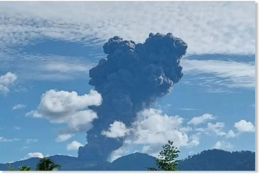 Mount Dukono in North Halmahera emits an ash column reaching 3,000 meters on November 24, 2024