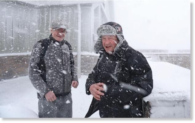 Click to enlarge The snow fell overnight and into the morning
