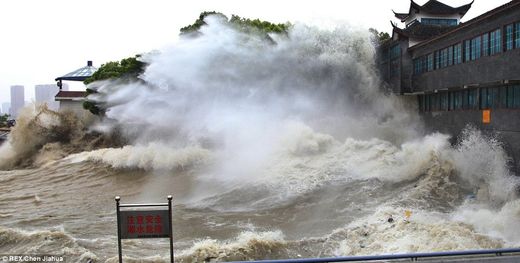 Tsunami hits China, sweeps into Hangzhou Bay and up Qiantang River ...